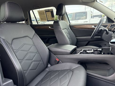 Used 2024 Volkswagen Atlas SE FWD image 32