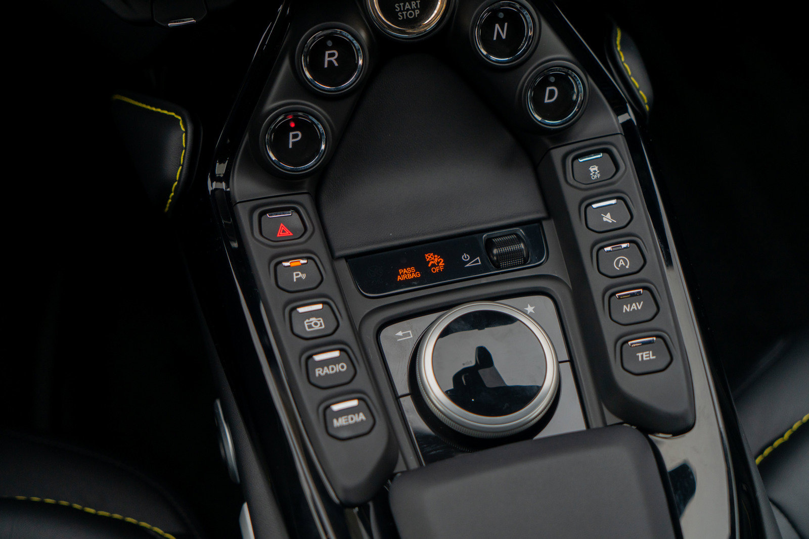 Used 2023 Aston Martin V8 Vantage Coupe RWD image 18