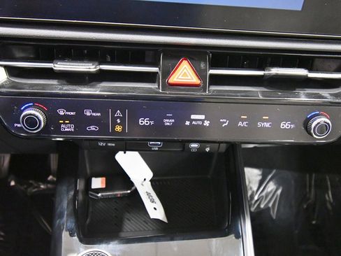 Certified 2025 Kia Niro EX image 25