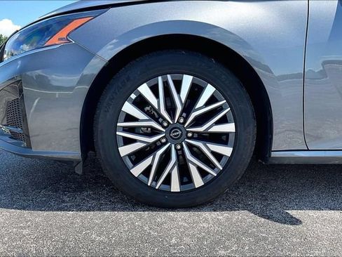 Used 2025 Nissan Altima 2.5 SV FWD image 33
