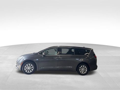 Used 2018 Chrysler Pacifica Touring Plus FWD image 2