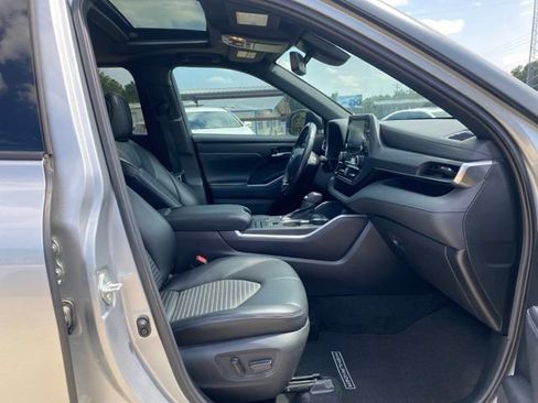 Used 2021 Toyota Highlander XSE FWD image 12