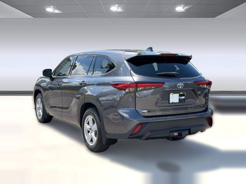 Used 2022 Toyota Highlander LE FWD image 3