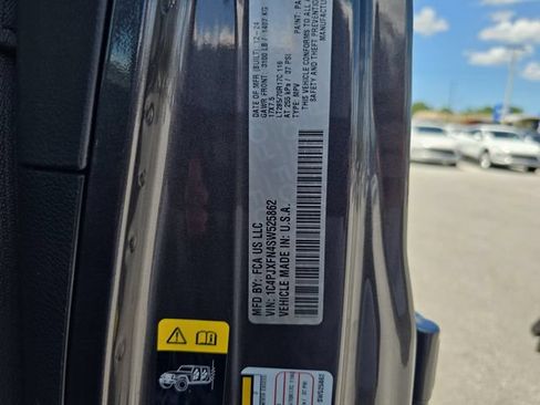 Used 2025 Jeep Wrangler Unlimited Rubicon AWD/4WD image 32