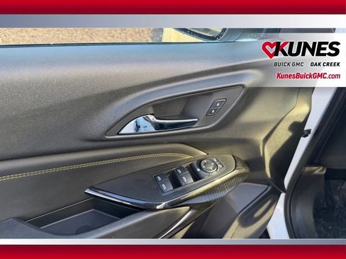 Used 2024 Chevrolet Trax ACTIV w/ Sunroof Package image 8