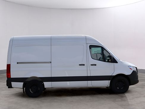 Used 2025 Mercedes-Benz Sprinter 2500 image 4