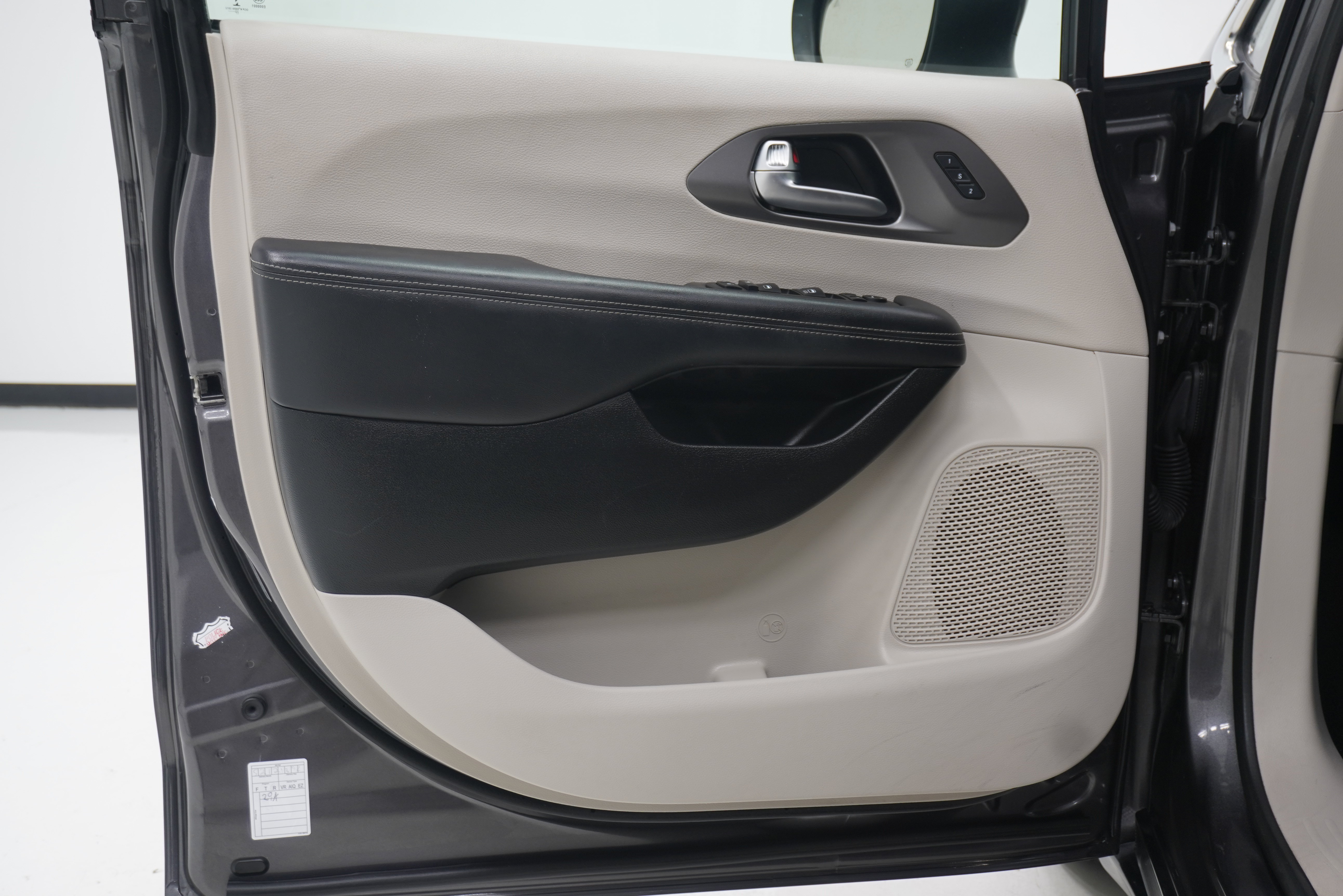 Used 2023 Chrysler Pacifica Touring-L FWD image 15