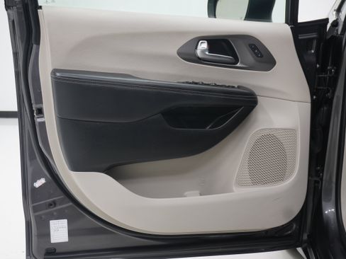 Used 2023 Chrysler Pacifica Touring-L FWD image 15