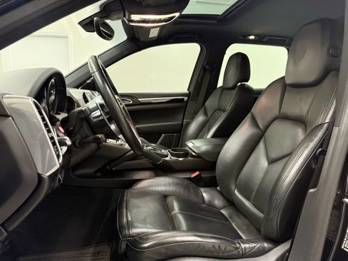 Used 2018 Porsche Cayenne Platinum Edition image 13