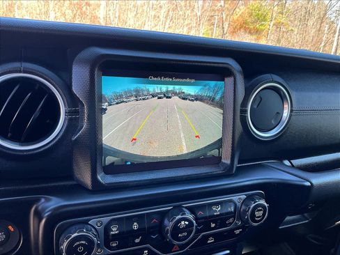 Used 2023 Jeep Wrangler Sahara w/ Cold Weather Group AWD/4WD image 19