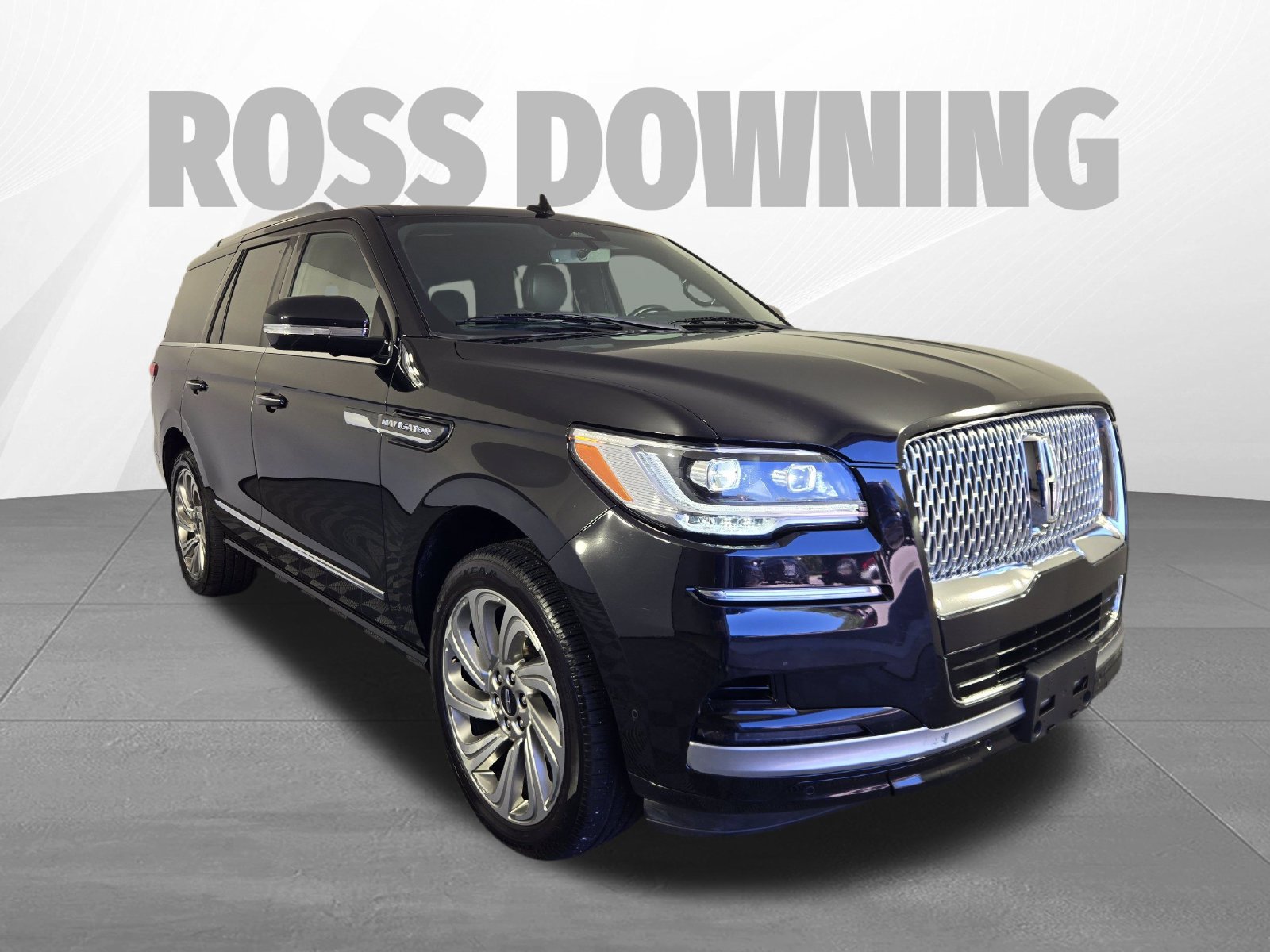 Used 2024 Lincoln Navigator Premiere AWD/4WD image 3