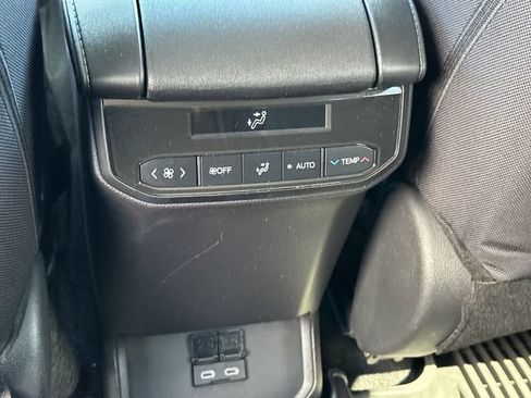 Used 2024 Toyota Highlander LE AWD/4WD image 11
