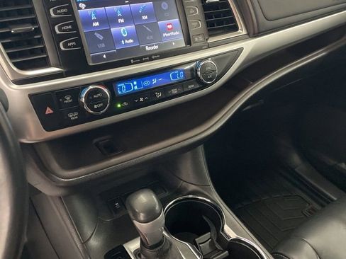 Used 2018 Toyota Highlander XLE image 12