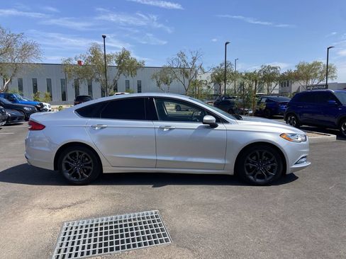 Used 2018 Ford Fusion SE w/ Equipment Group 201A FWD image 2