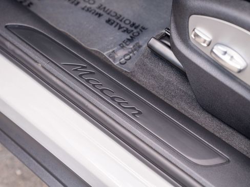 Certified 2025 Porsche Macan image 11