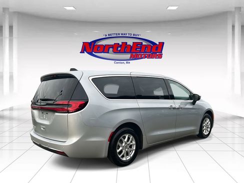 Used 2023 Chrysler Pacifica Touring-L image 3