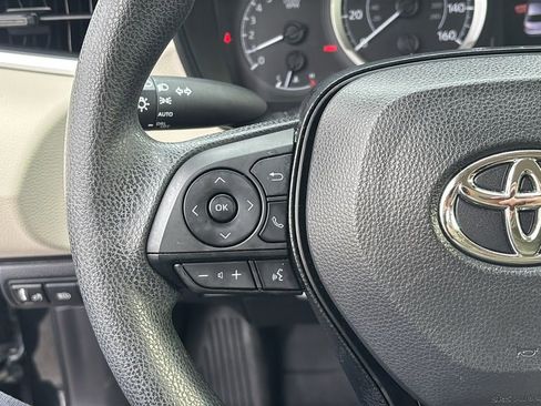 Used 2021 Toyota Corolla LE image 17