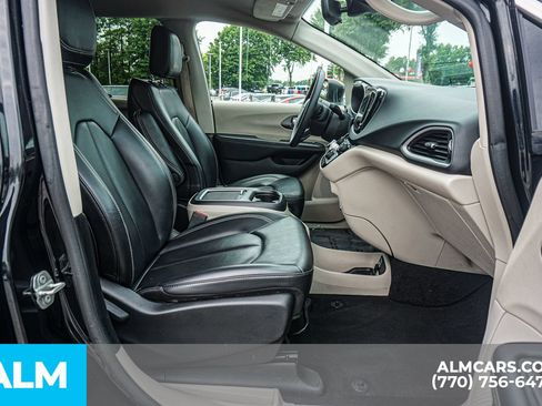 Used 2023 Chrysler Pacifica Touring-L FWD image 22
