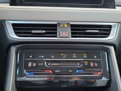 Certified 2025 Volkswagen Taos SE w/ Panoramic Sunroof Package image 22