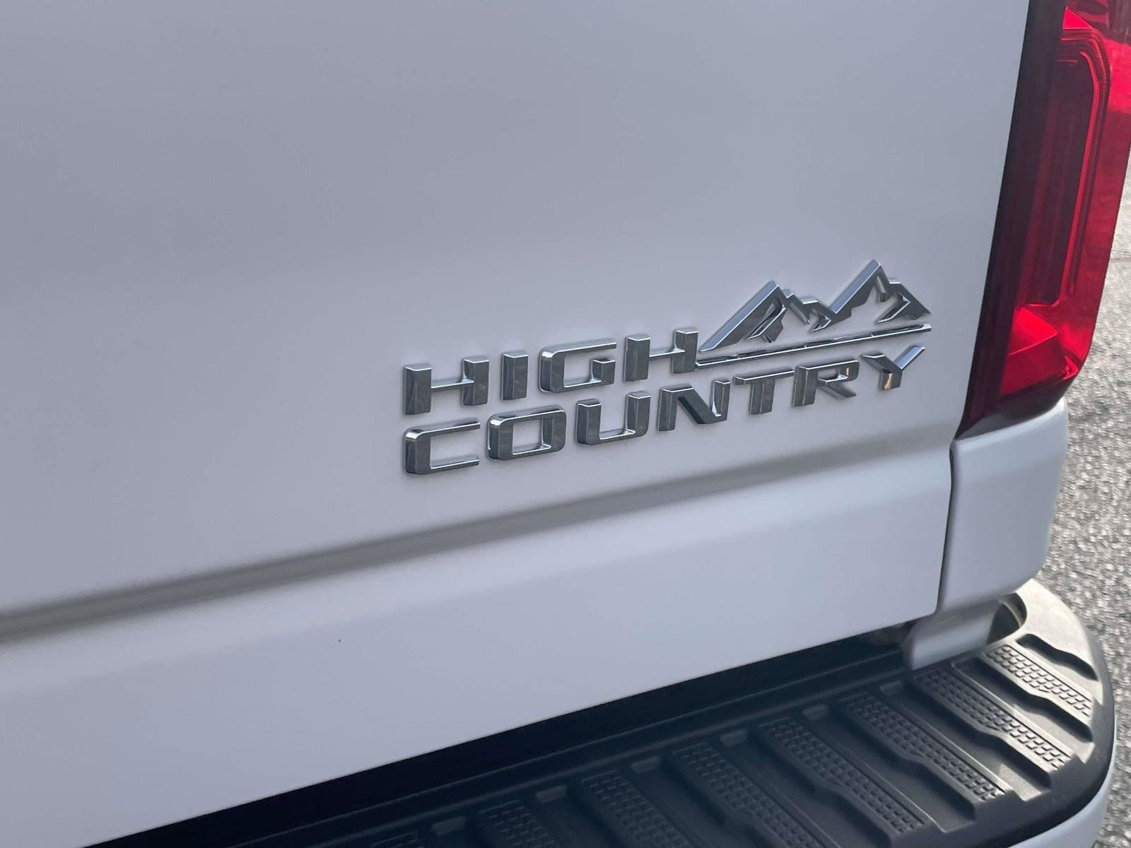 Used 2023 Chevrolet Silverado 2500 High Country w/ Technology Package AWD/4WD image 5