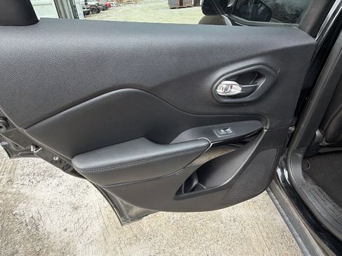 Used 2019 Jeep Cherokee Latitude Plus image 22