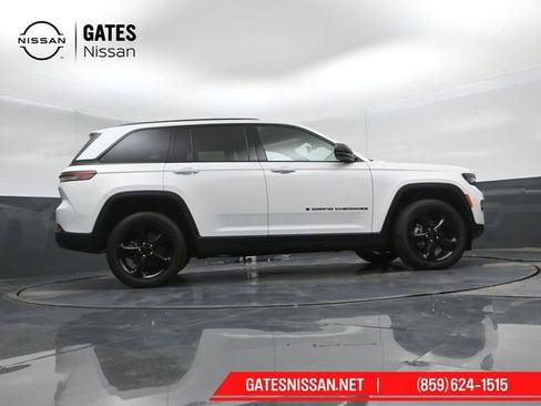 Used 2023 Jeep Grand Cherokee Altitude AWD/4WD image 37