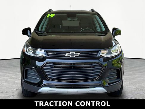 Used 2019 Chevrolet Trax LT w/ Sun & Sound Package AWD/4WD image 2