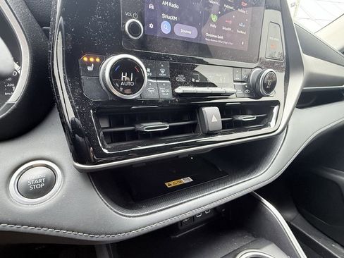 Used 2024 Toyota Highlander XLE image 16