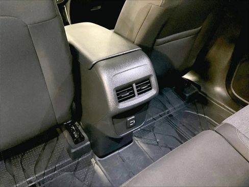 Used 2023 Chevrolet Equinox LT image 28