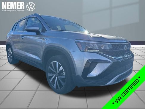 Certified 2023 Volkswagen Taos SE w/ Panoramic Sunroof Package image 4