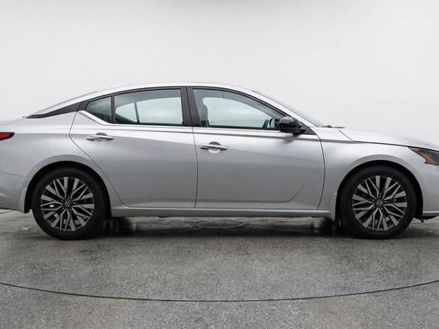 Used 2025 Nissan Altima 2.5 SV FWD image 11