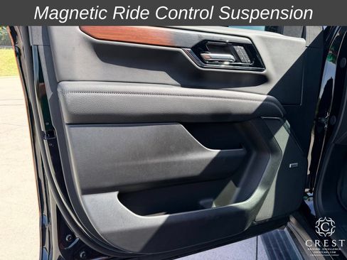 Used 2025 GMC Yukon Denali w/ Sun & Power Step Package AWD/4WD image 9