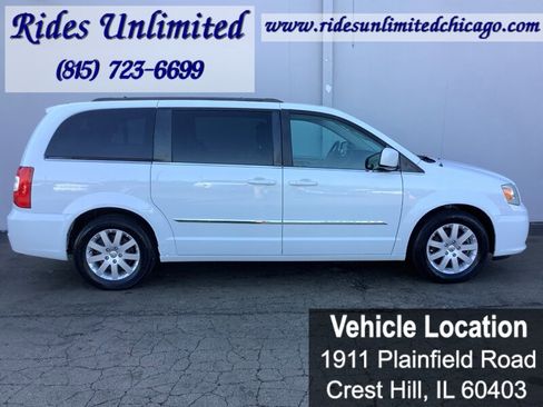 Used 2014 Chrysler Town & Country Touring FWD image 7