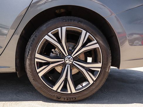Certified 2022 Volkswagen Passat 2.0T SE FWD image 10