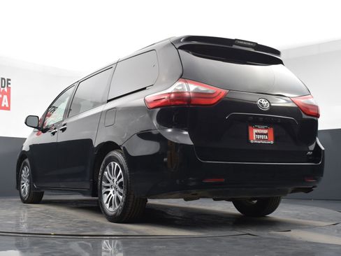 Used 2020 Toyota Sienna XLE image 33