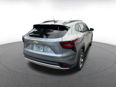 Used 2025 Chevrolet Trax LT w/ LT Convenience Package image 7