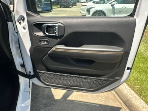Used 2025 Jeep Wrangler Unlimited Sahara AWD/4WD image 40
