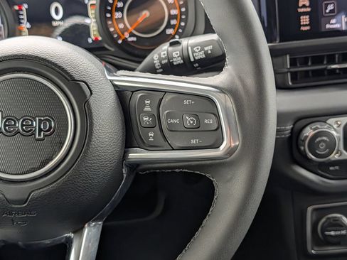 Used 2025 Jeep Wrangler Unlimited Sahara AWD/4WD image 23