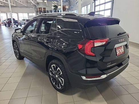 Used 2022 GMC Terrain SLT w/ Infotainment Package II AWD/4WD image 2