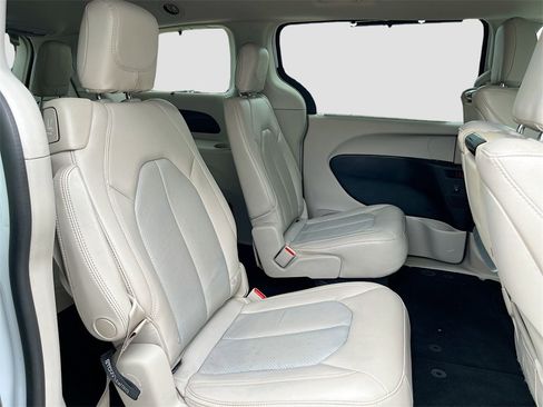 Used 2019 Chrysler Pacifica Touring-L Plus w/ Tire & Wheel Group image 29
