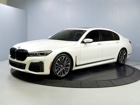 Used 2022 BMW 750i xDrive w/ Executive Package image 3