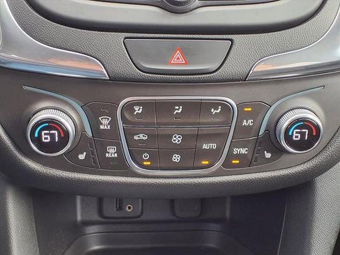 Used 2018 Chevrolet Equinox LT image 14