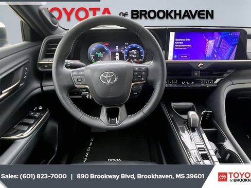 Used 2024 Toyota Crown Limited image 5