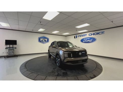 Used 2025 Nissan Kicks SR w/ SR Premium Package AWD/4WD image 4