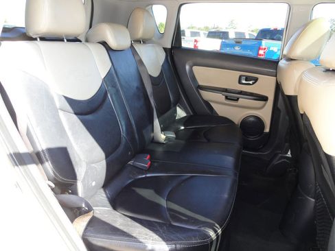 Used 2013 Kia Soul ! w/ Premium Pkg image 7