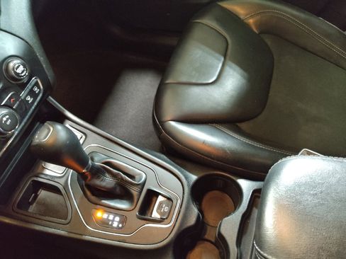 Used 2021 Jeep Cherokee Latitude Plus FWD image 26