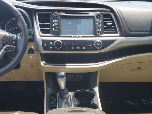 Certified 2017 Toyota Highlander XLE FWD image 16
