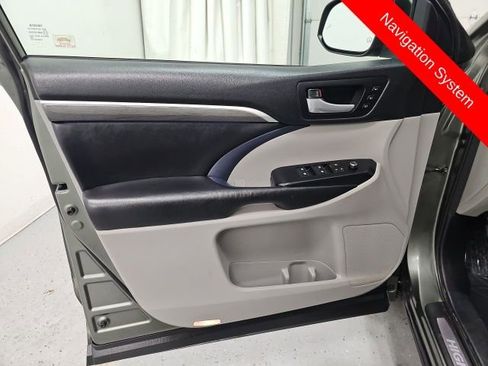 Used 2017 Toyota Highlander Limited Platinum image 12