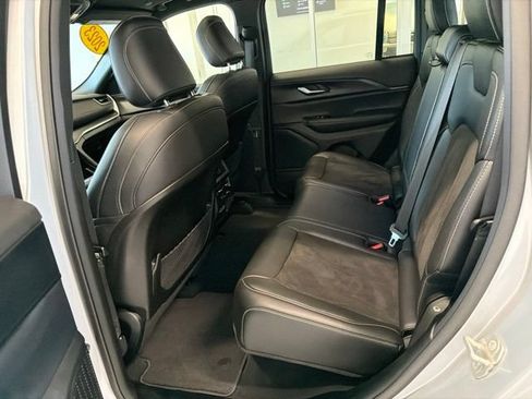 Used 2023 Jeep Grand Cherokee Altitude AWD/4WD image 15