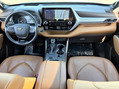 Used 2020 Toyota Highlander Platinum FWD image 24